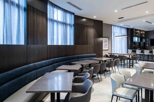 Café da manhã com buffet grátis todos os dias