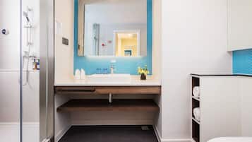 Ducha, artículos de higiene personal gratuitos y secador de pelo