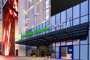 A Holiday Inn Express hotel with a modern facade, large windows, and a prominent entrance. - Holiday Inn Express Foshan Chancheng by IHG (Foshan)