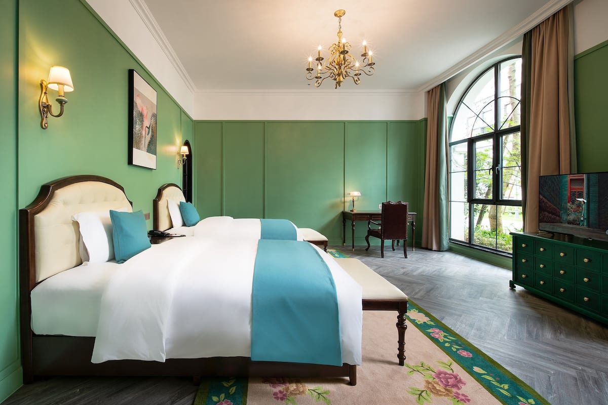 Desk, free WiFi, bed sheets