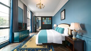 Escritorio, wifi gratis y ropa de cama 