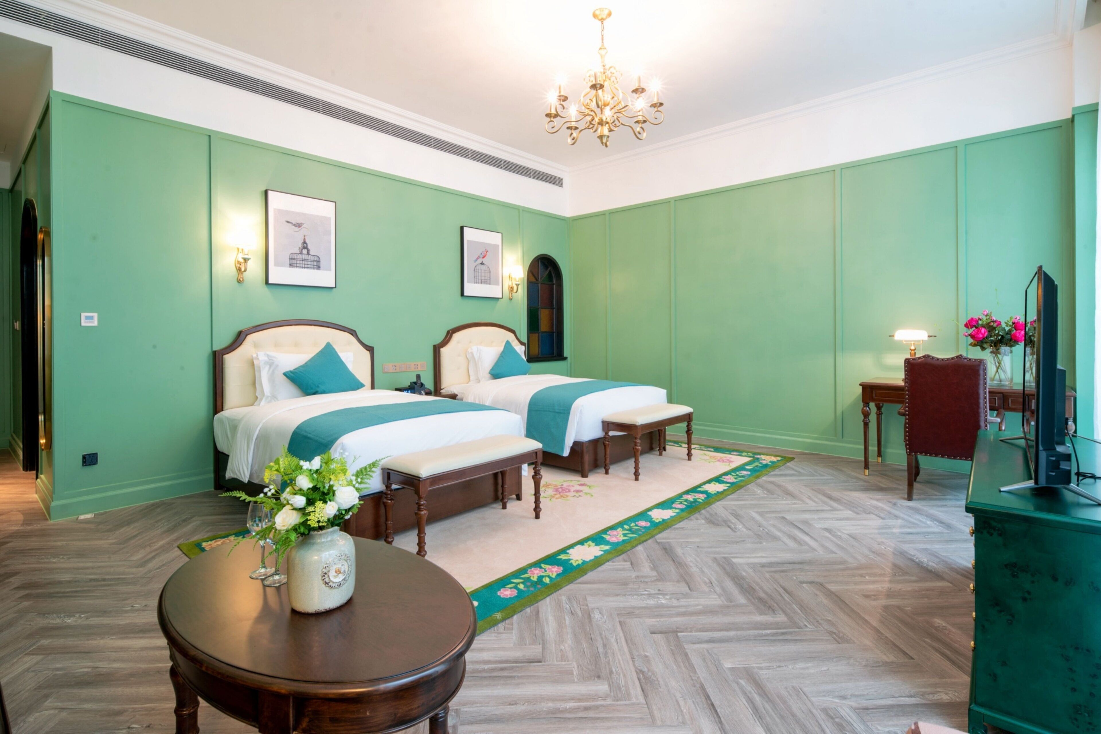 Escritorio, wifi gratis y ropa de cama 