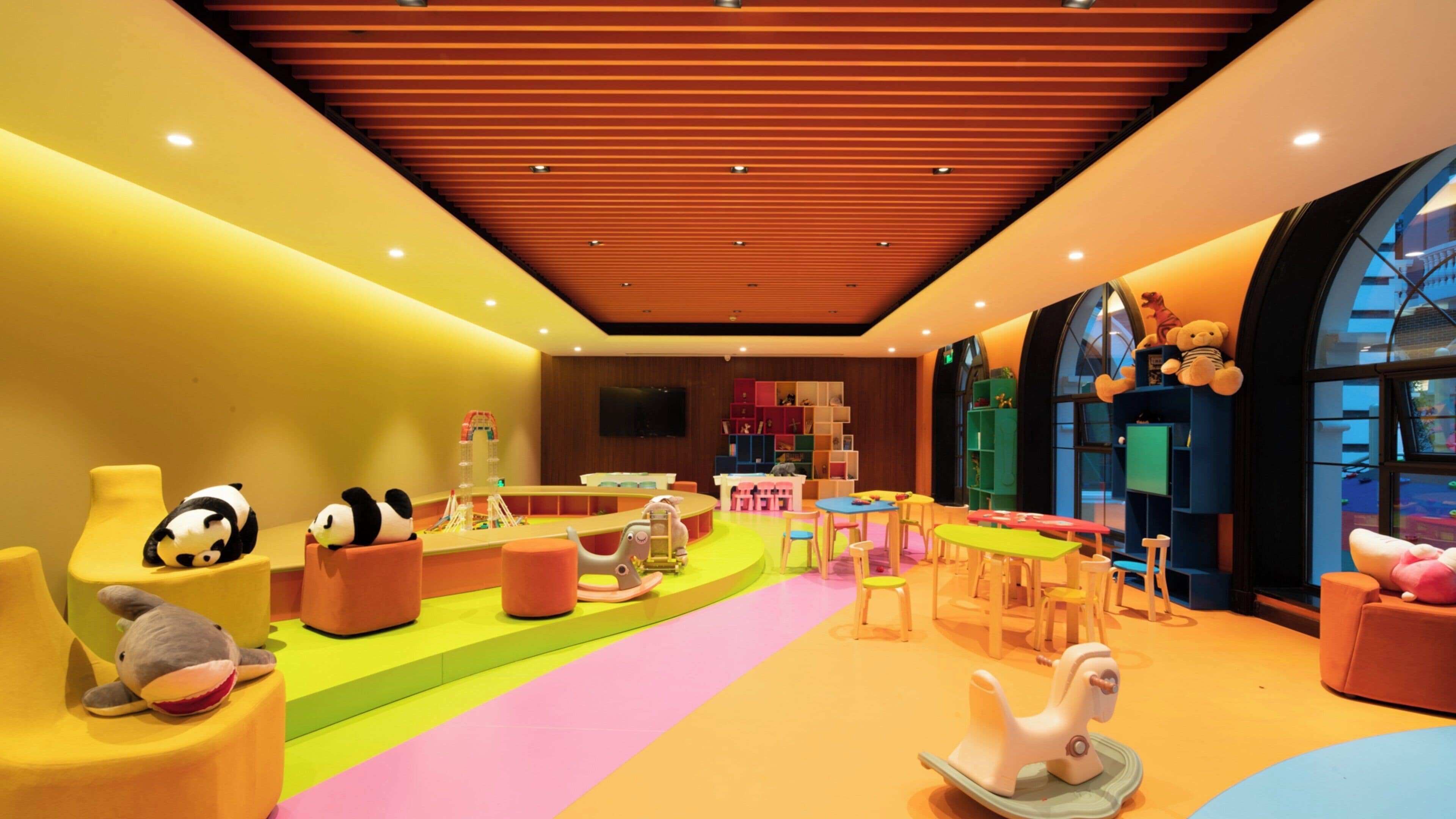 Un área de juegos infantil luminosa, con muebles y juguetes de colores.