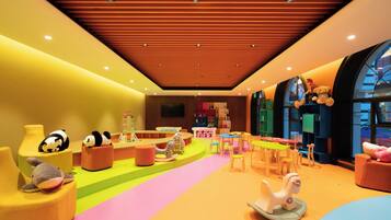 Un área de juegos infantil luminosa, con muebles y juguetes de colores.