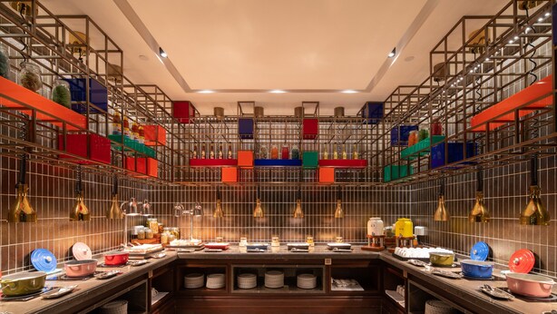 Un espace buffet bien aménagé, doté de plusieurs points de service, proposant une variété de plats et où les ustensiles de service sont disposés avec soin.