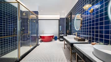 Quarto premium, várias camas (Guzhen View) | Banheiro | Banheira e chuveiro separados, roupões de banho, chinelos