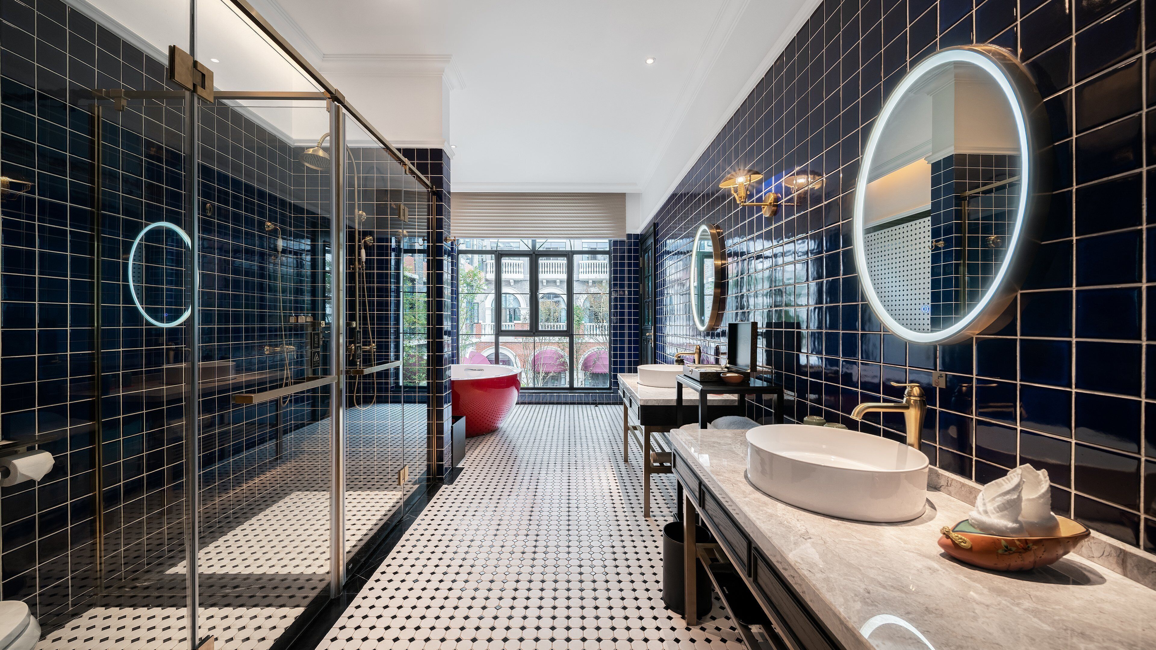 Suite | Badkamer | Een aparte badkuip en douche, badjassen, pantoffels, handdoeken