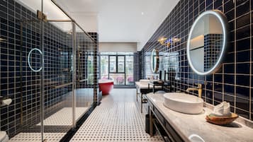 Suite | Badkamer | Een aparte badkuip en douche, badjassen, pantoffels, handdoeken