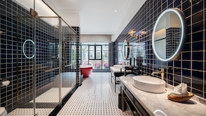 Suite | Salle de bain | Baignoire et douche séparées, peignoirs, chaussons, serviettes fournies