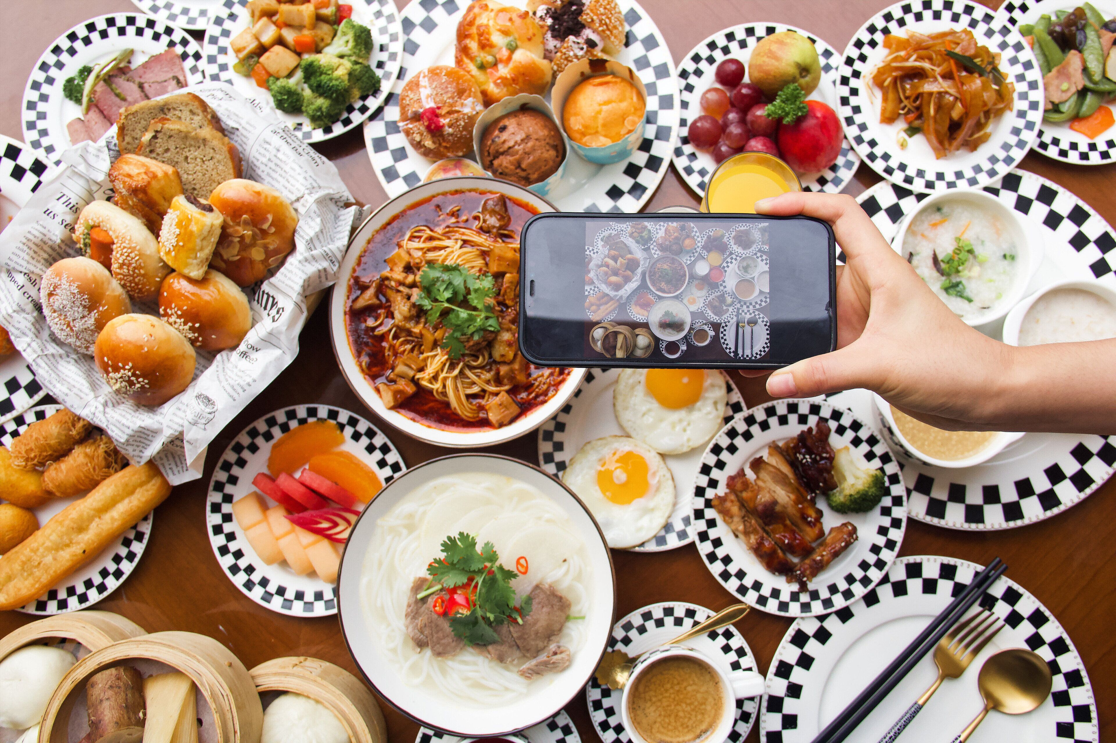 Una mesa con diversos platos, como fideos, huevos y carne.