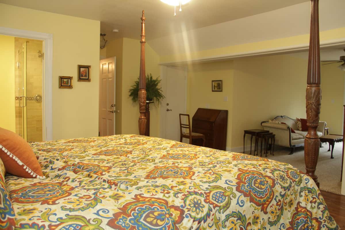 1 habitación, decoración personalizada, muebles diferentes y escritorio