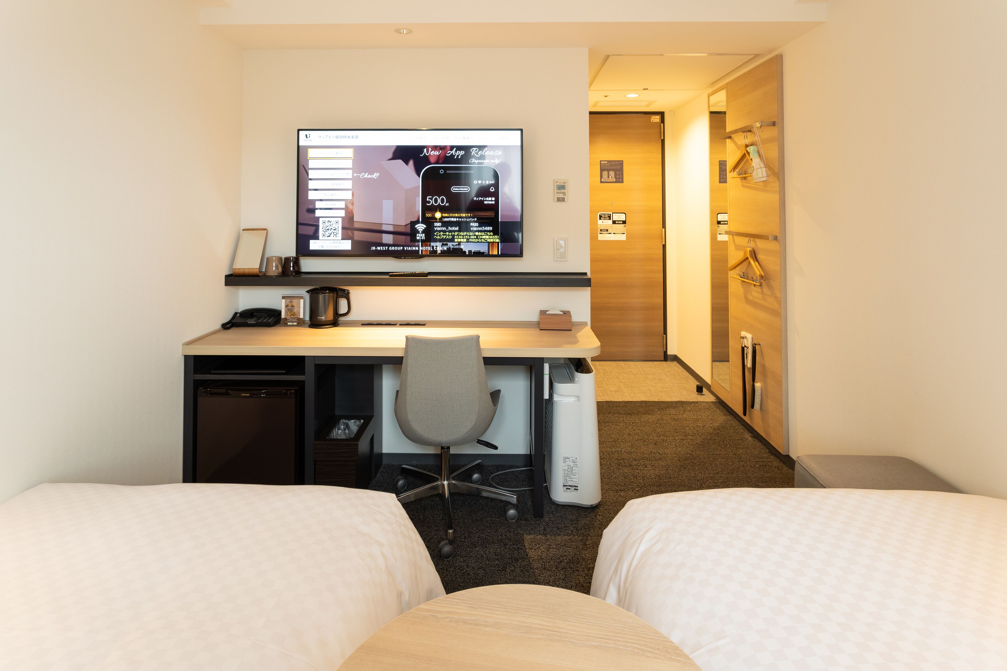 1 bedroom, down duvets, desk, laptop workspace