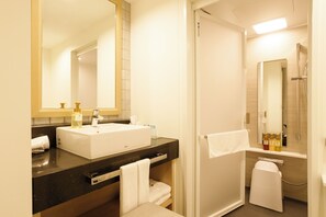 Kombination af bruser/badekar, miljøvenlige toiletartikler, hårtørrer