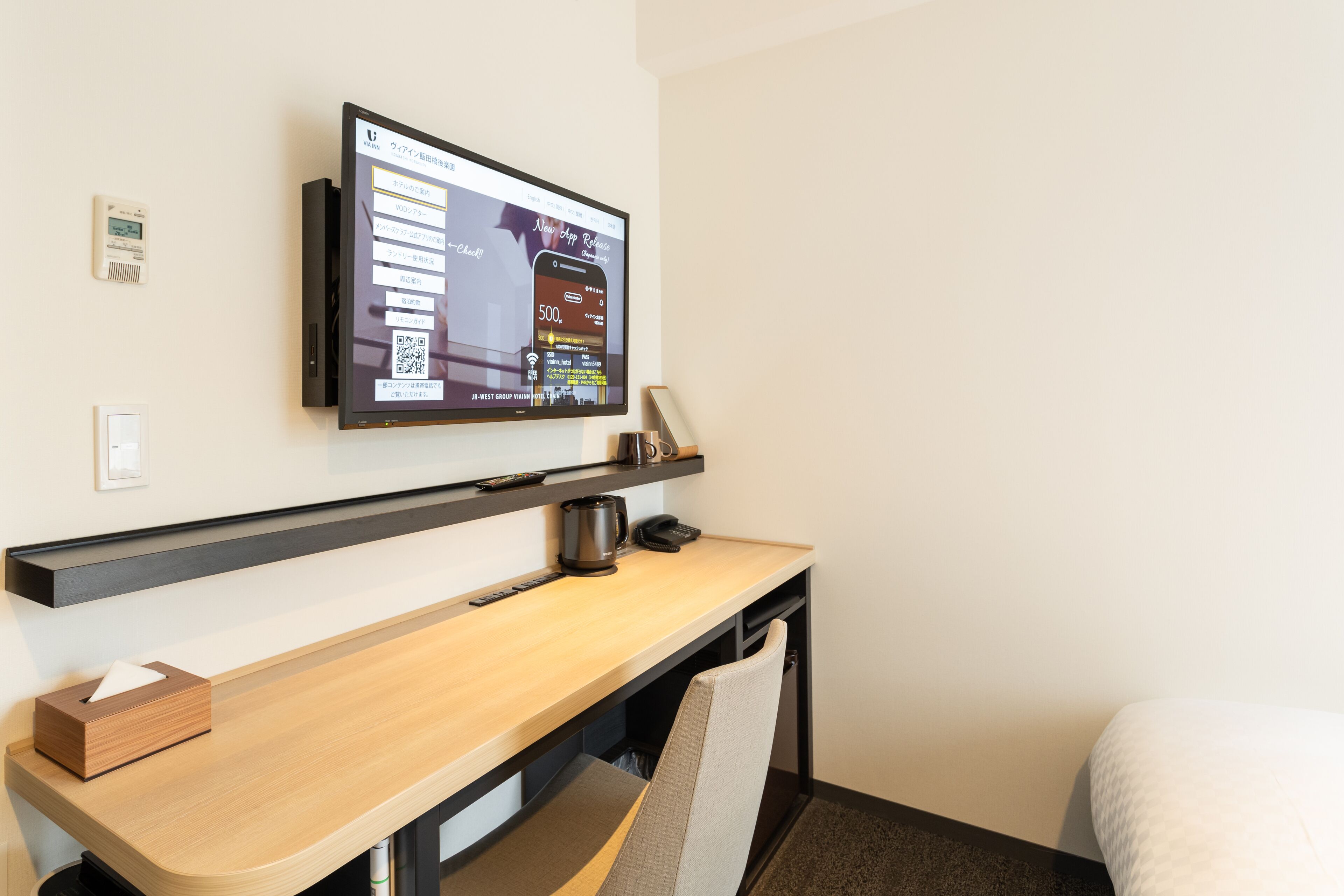 1 bedroom, down duvets, desk, laptop workspace