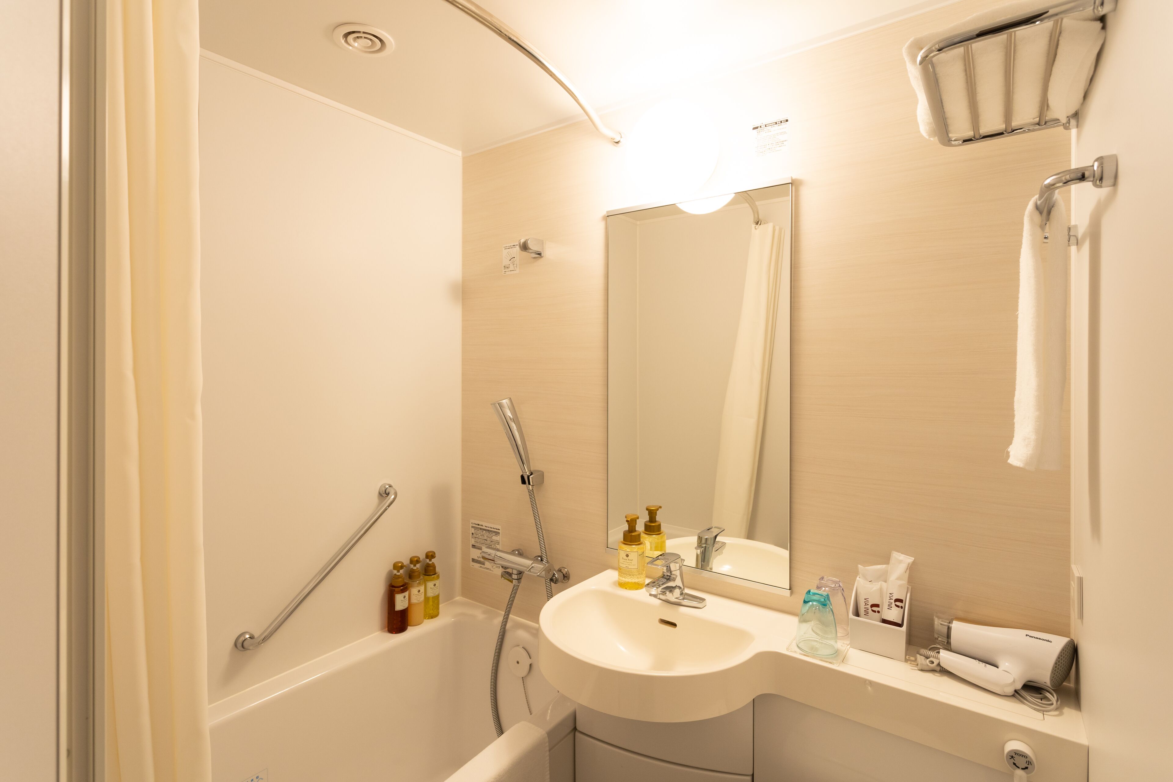 combined shower/bathtub, free toiletries, hair dryer, slippers