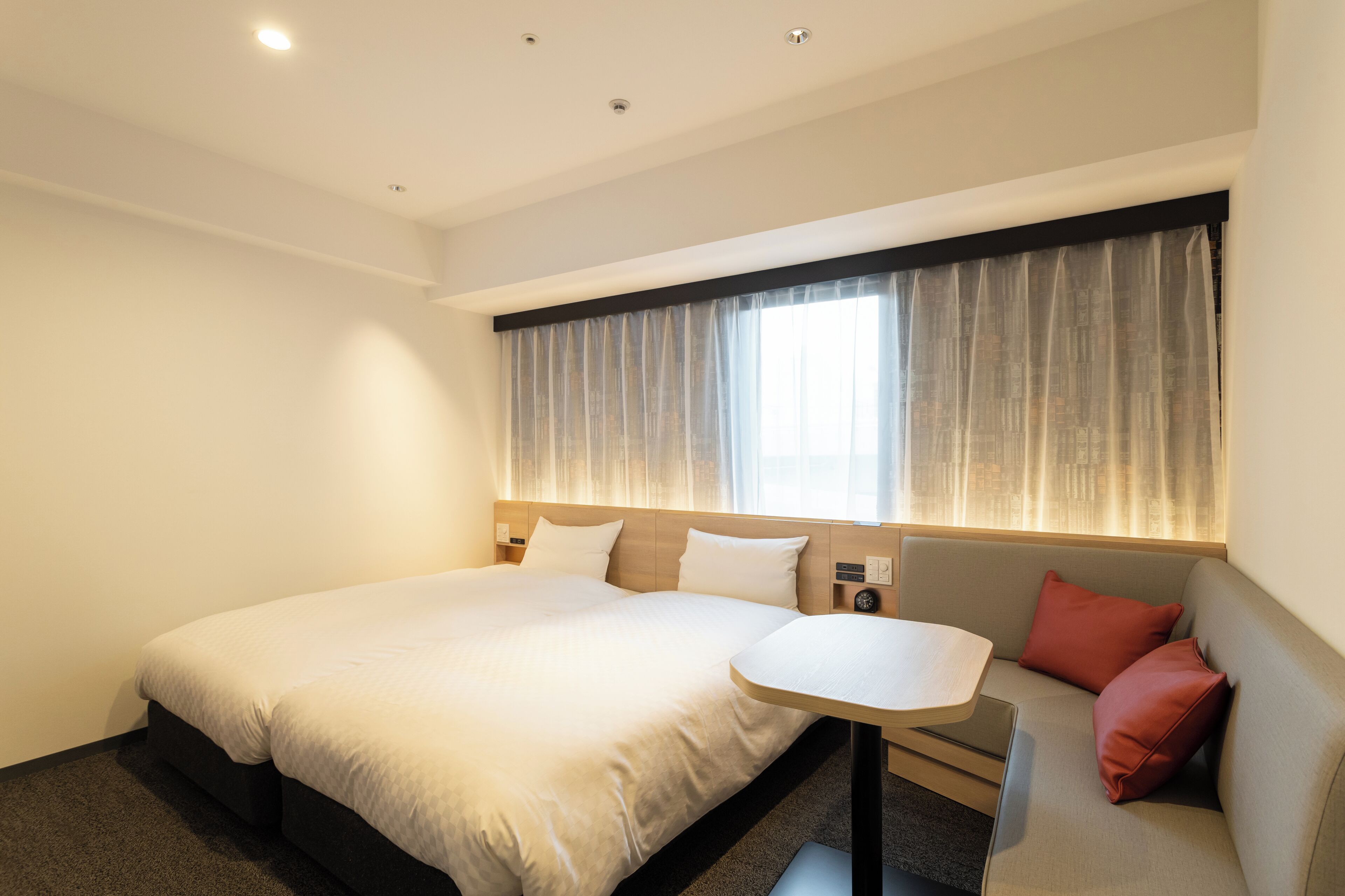 Down duvets, desk, laptop workspace, free WiFi