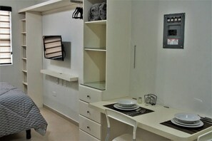 羽絨被、獨特裝潢、布置獨特、筆電工作空間