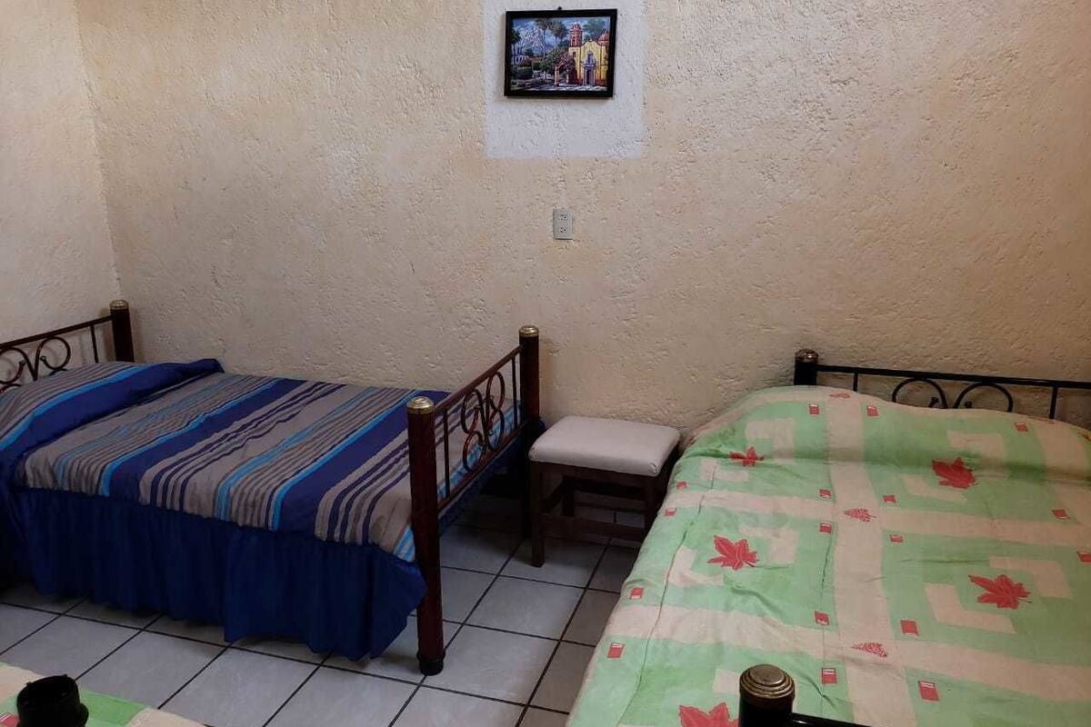 Phòng 3, nhiều giường | Màn/rèm cản sáng, truy cập Internet không dây miễn phí, bộ trải giường