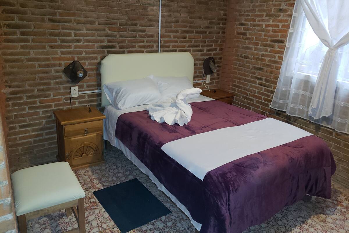 Basic-Zimmer | Daunenbettdecken, Verdunkelungsvorhänge, kostenloses WLAN, Bettwäsche