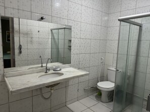 Basic-suite | Badeværelse | Bruser, håndklæder, Sæbe, Toiletpapir