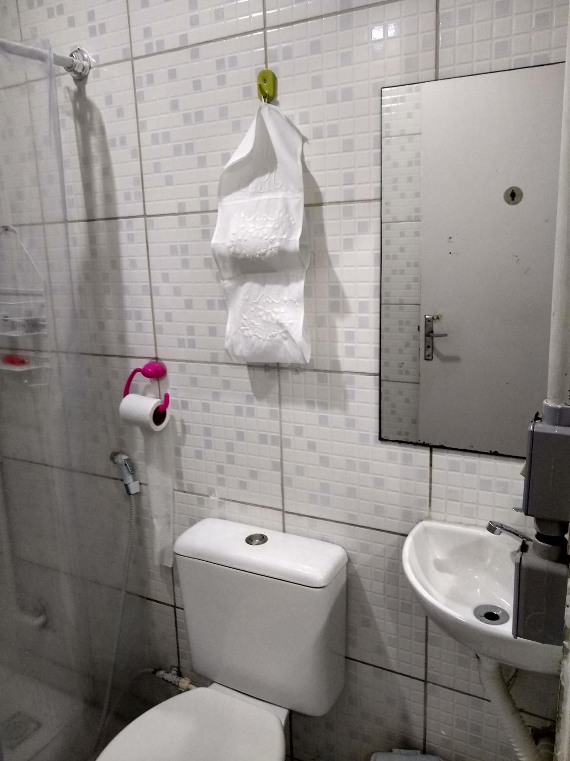 Un baño con inodoro, lavabo y ducha.