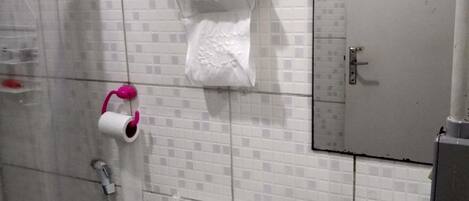 Un baño con inodoro, lavabo y ducha.