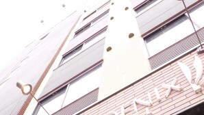 A building with a sign reading "VONXEN". - Phoenix Hotel (Tsu)