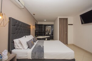 Tabla de planchar con plancha, wifi gratis y ropa de cama 