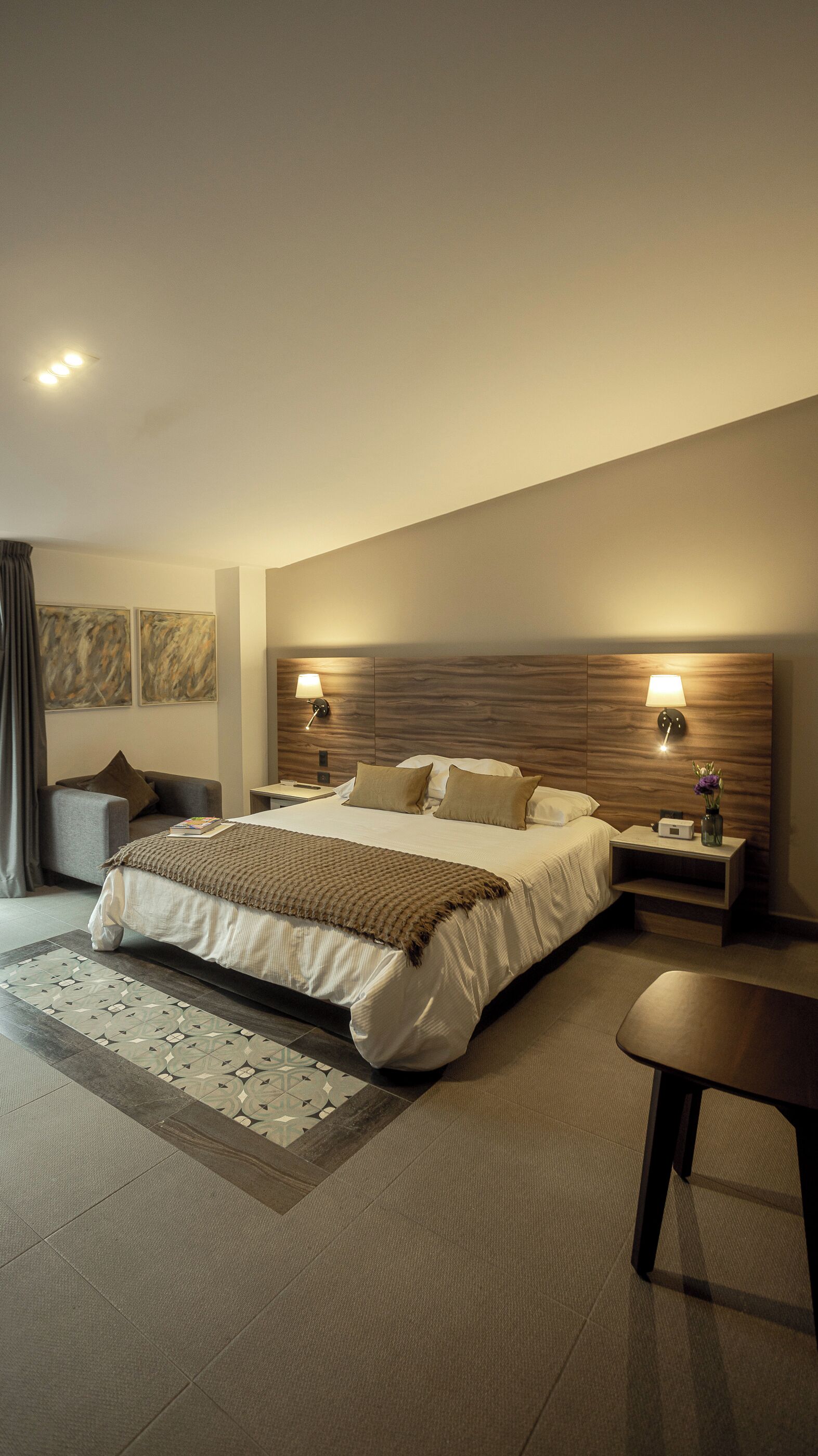 Roupas de cama premium, edredons de pluma, frigobar, cofres nos quartos