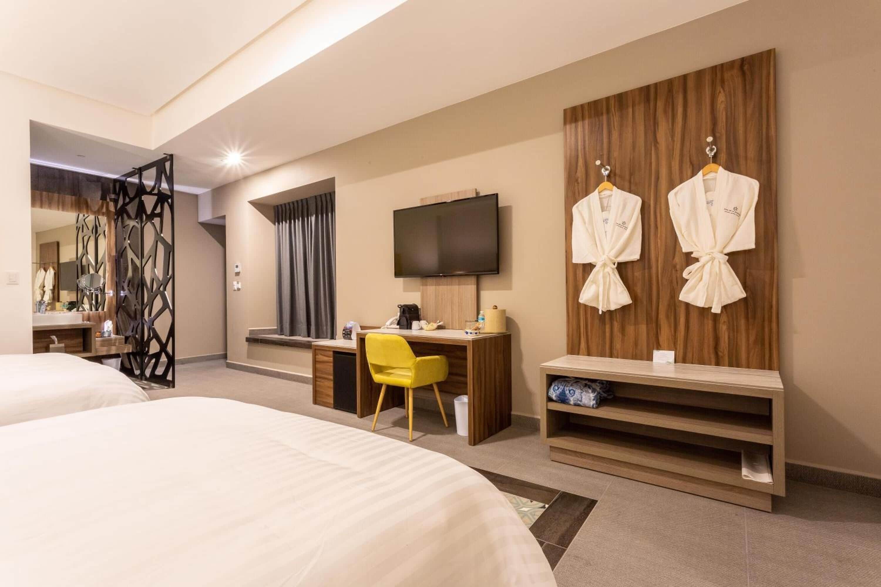 1 bedroom, premium bedding, down duvets, minibar