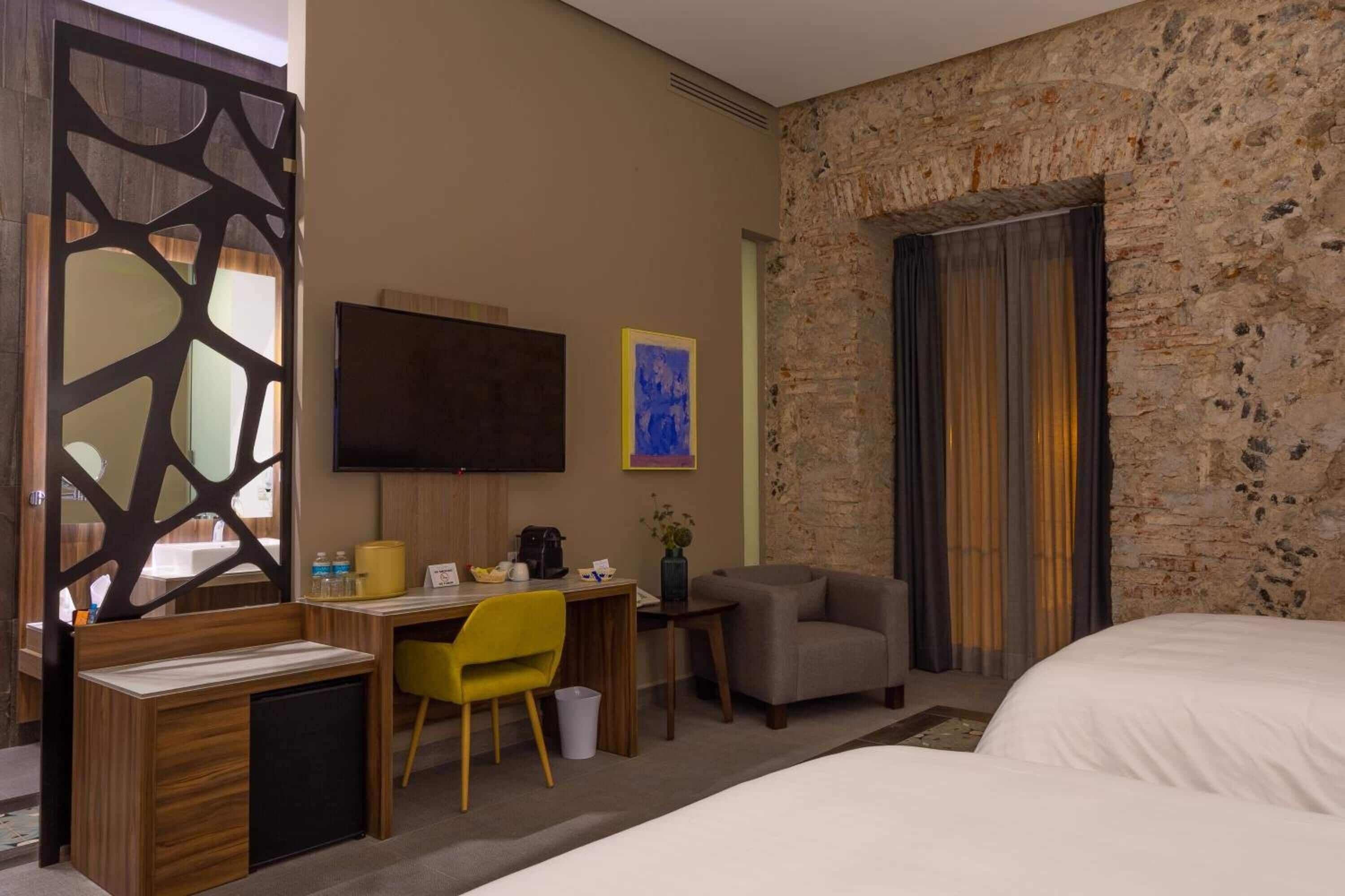 1 bedroom, premium bedding, down duvets, minibar