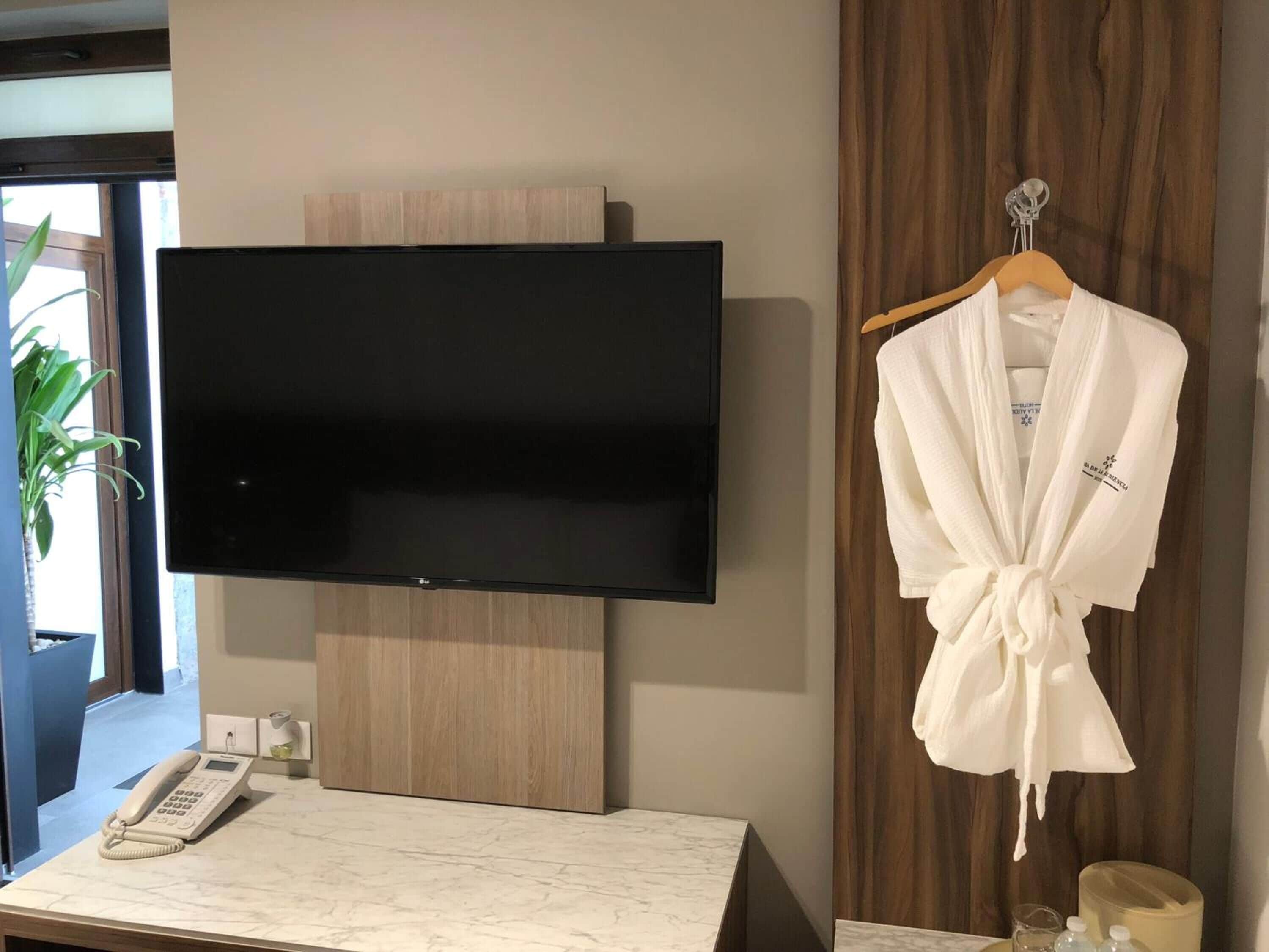 1 bedroom, premium bedding, down duvets, minibar