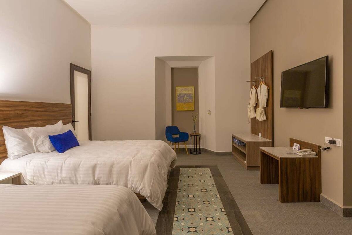 Ropa de cama de alta calidad, edredones de plumas, minibar y caja fuerte