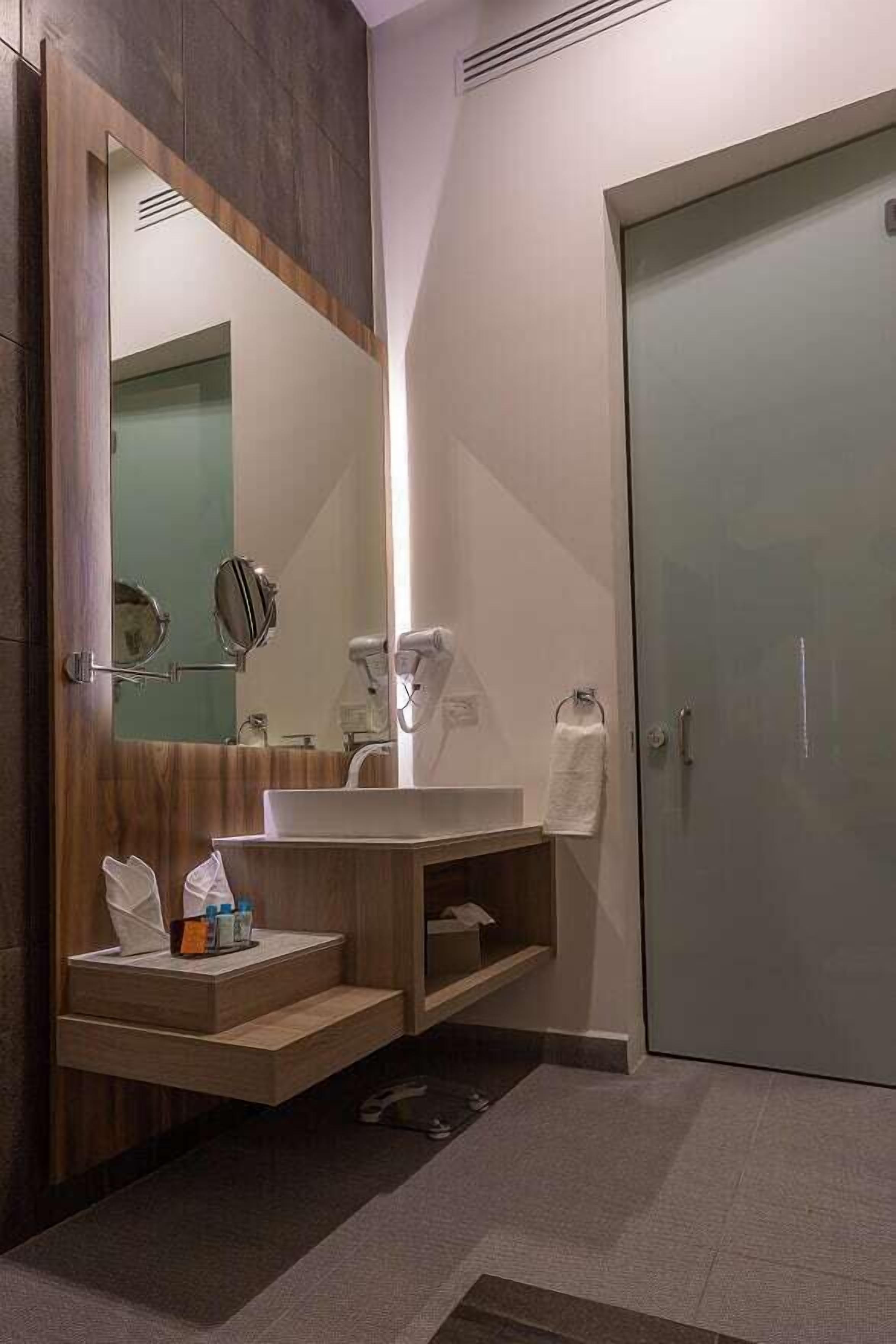 shower, rainfall showerhead, free toiletries, hair dryer