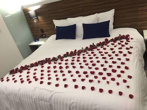 Suite estándar, 1 cama King | Ropa de cama de alta calidad, edredón y minibar