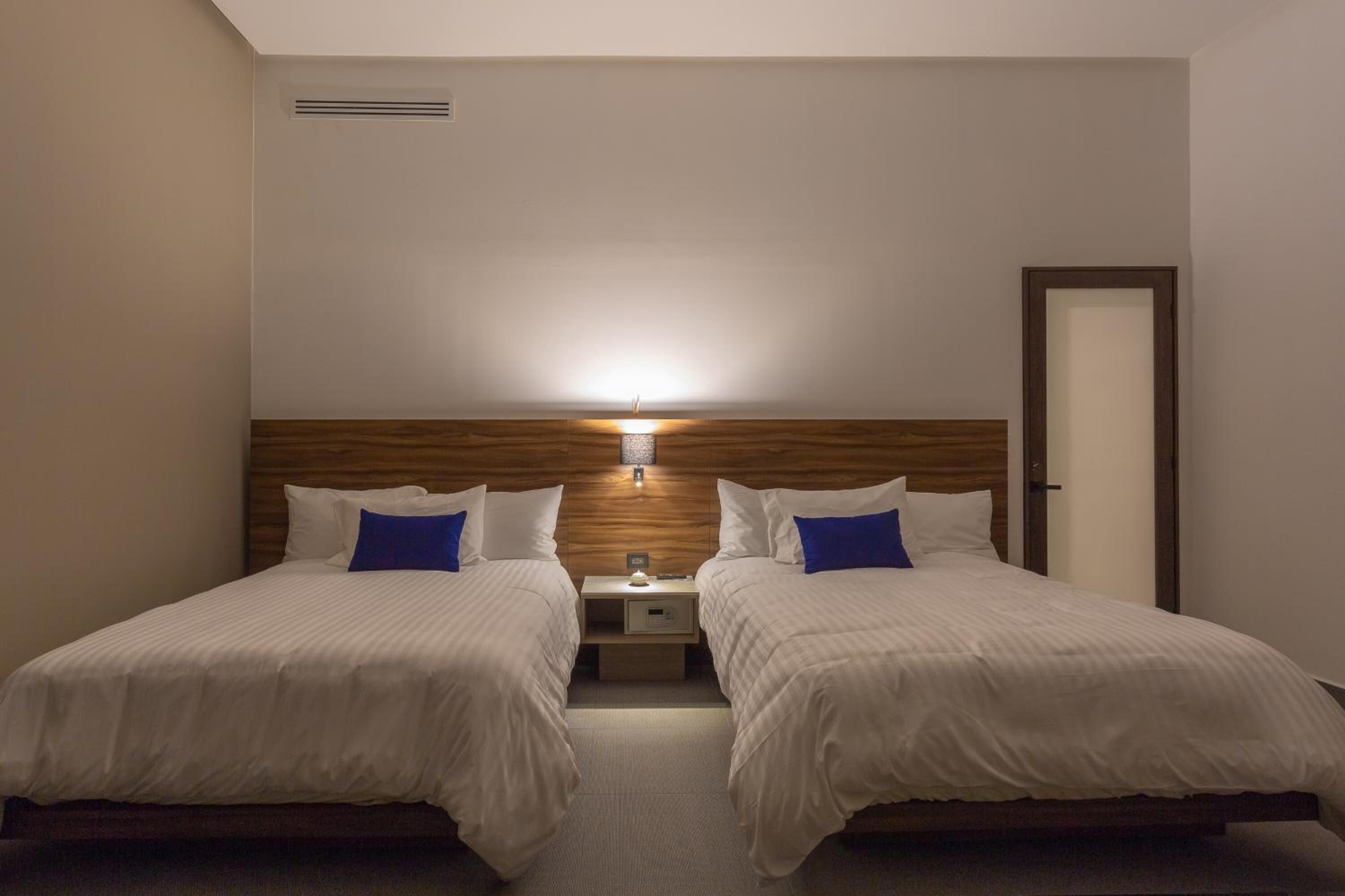 1 bedroom, premium bedding, down duvets, minibar