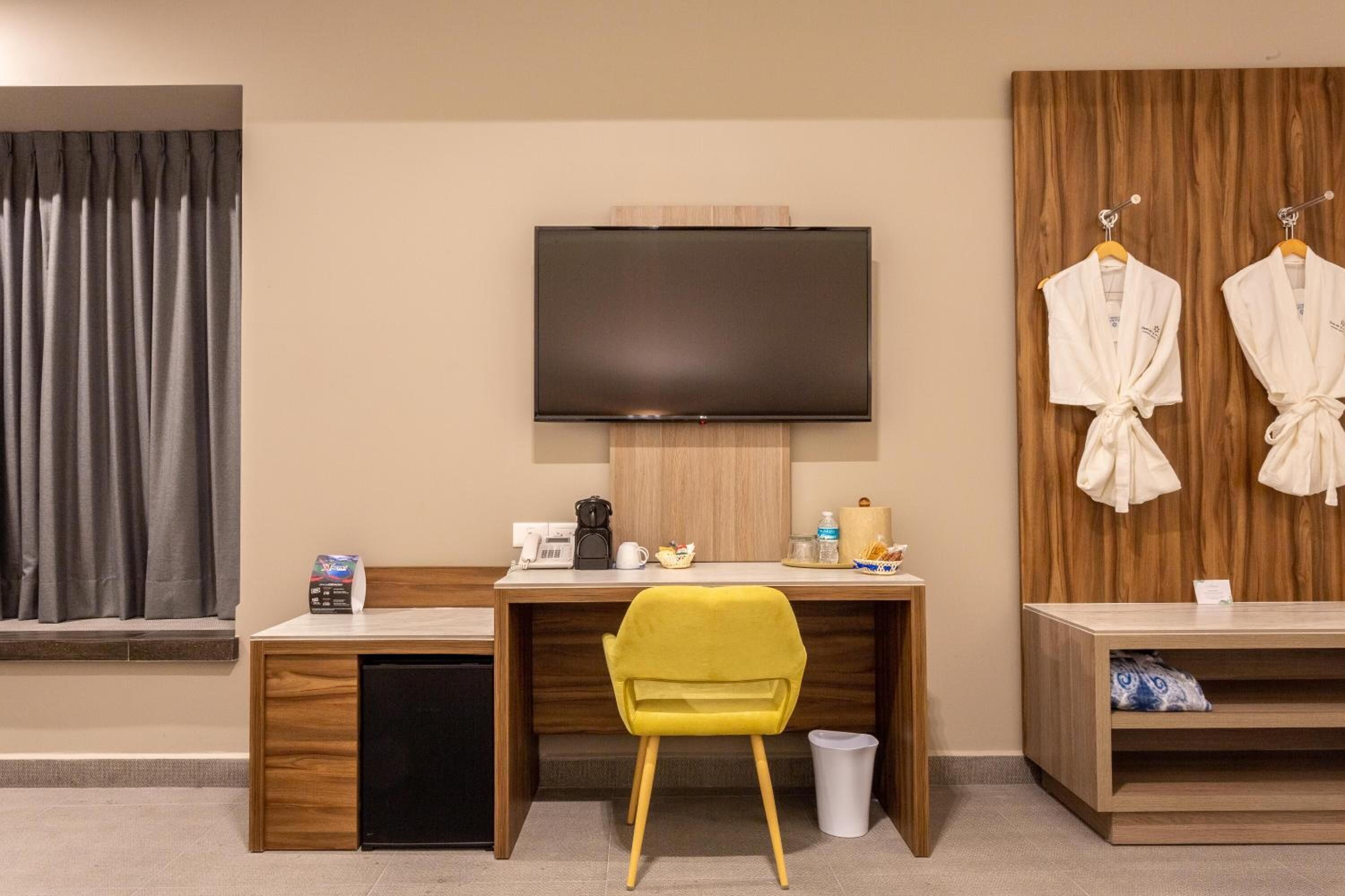 1 bedroom, premium bedding, down duvets, minibar