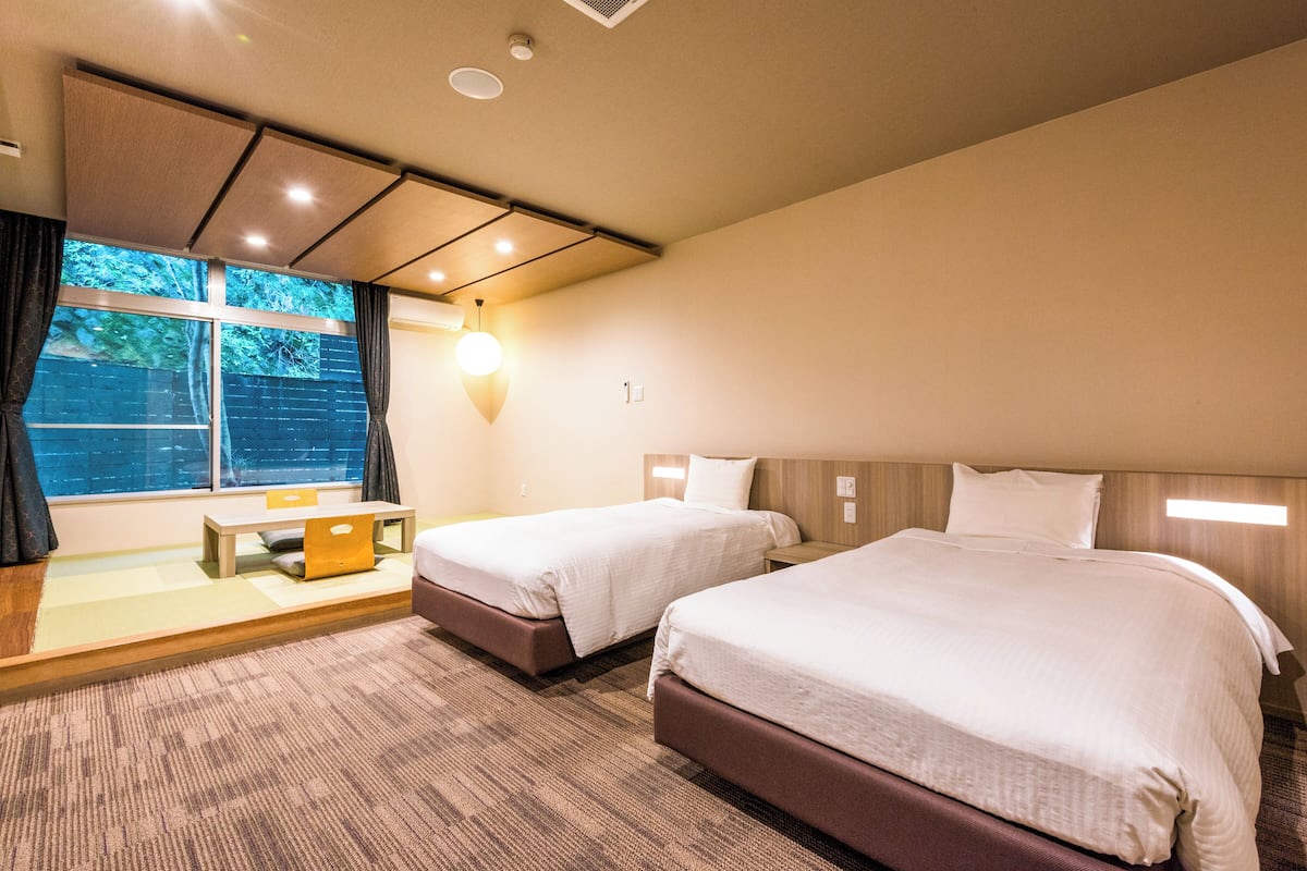 Superior Japanese-Western-Style Twin Room with 6 Tatami mats - Shared Bathroom - Non-Smoking | Cofres nos quartos, roupa de cama