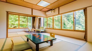 Caja de seguridad en la habitación y ropa de cama 