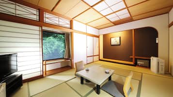 Standard Japanese-Style-Room with 10 Tatami mats - Shared Bathroom - Non-Smoking | Tallelokero huoneessa, vuodevaatteet