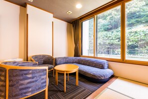 Caja de seguridad en la habitación y ropa de cama 