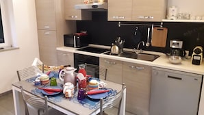 فطور من الأطباق المحلية مجانًا يوميًا