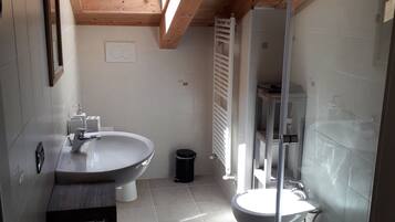 Executive Room, Partial Sea View | Bathroom | Shower, rainfall showerhead, free toiletries, hair dryer