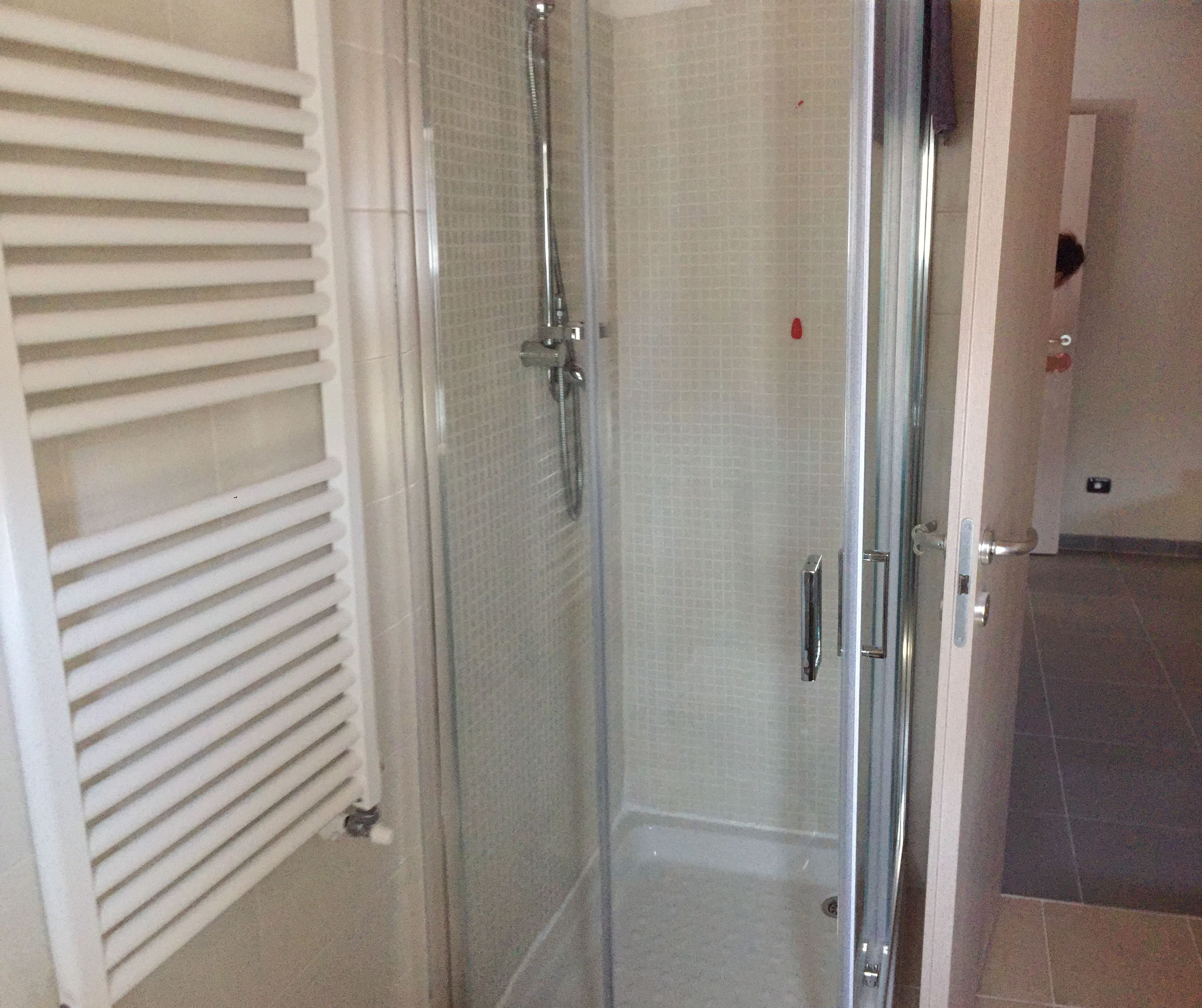 Camera Premium, 1 camera da letto, bagno privato, vista mare parziale | Bagno | Doccia, soffione a pioggia, set di cortesia gratuito, asciugacapelli