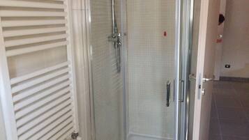 Camera Premium, 1 camera da letto, bagno privato, vista mare parziale | Bagno | Doccia, soffione a pioggia, set di cortesia gratuito, asciugacapelli