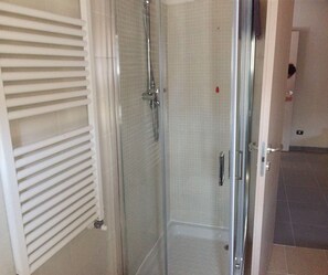 Quarto premium, 1 quarto, banheiro privativo, vista parcial para o mar | Banheiro | Chuveiro, chuveiro com efeito de chuva, produtos de toalete grátis 