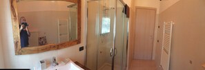 Habitación Confort, 1 habitación, baño privado, vista a la montaña | Baño | Regadera, regadera tipo lluvia, amenidades de baño gratuitas 