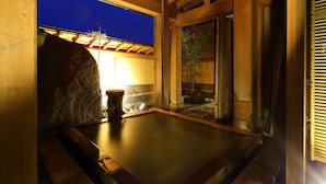 A traditional Japanese onsen with a stone bath, wooden architecture, and a view of the night sky. - Okutsumagoi Onsen Hanaichi Hoshikawa Ryokan (Tsumagoi)