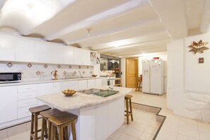 Deluxe Villa | Private kitchen | Fridge, microwave, oven, high chair