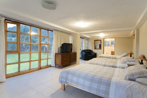 Deluxe Villa | Iron/ironing board, free WiFi, bed sheets